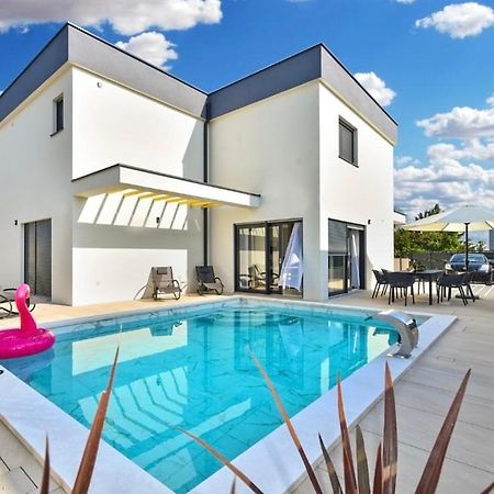 Jlo1 Mit Beheizbarem Pool Villa Peroj Kültér fotó